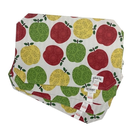 Placemats Apple Printed Damask Fabric 4 Reversible Pieces White Red Green Yellow - Picture 3 of 16